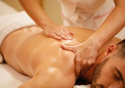 Free-Photo-_-Closeup-of-man-having-back-massage-during-spa-treatment-at-wellness-center-1