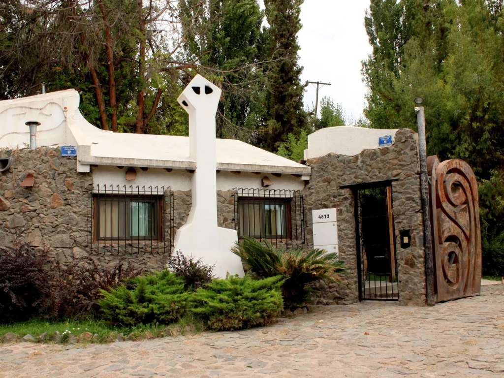 Vacation Rental Home in Mendoza City with a Pool