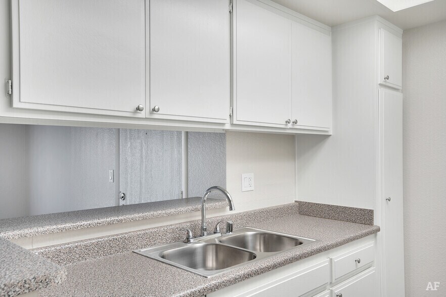 SPACIOUS 1 BED/ 1 BATH APARTMENT IN CLAREMONT