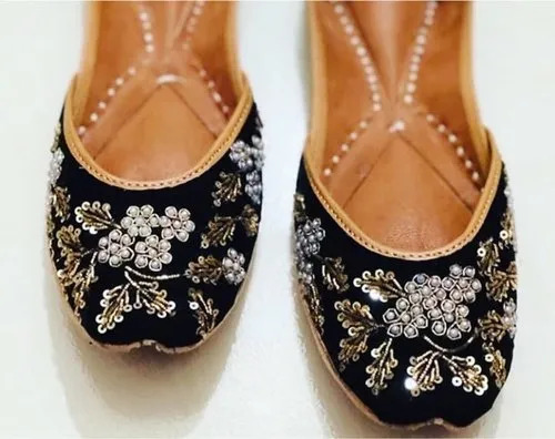 Enhance Your Ethnic Look with Designer Juttis by Gulbh