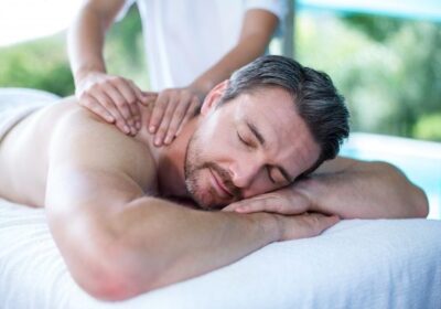 Homem-recebendo-massagem-nas-costas-do-massagista-_-Foto-Premium-Copy