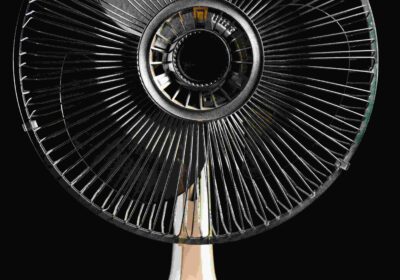closeup-shot-white-desk-fan-wooden-table-1